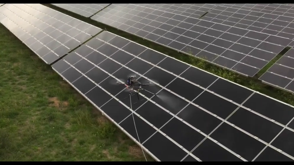 traitement des panneaux solaires par drone